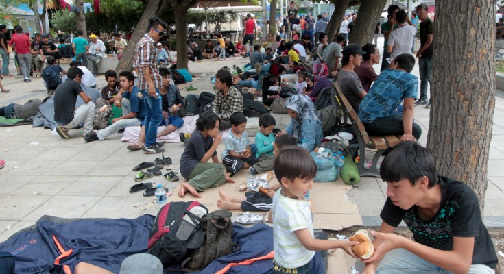 Μετανάστες και πρόσφυγες κυρίως από το Αφγανιστάν και την Συρία παραμένουν προσωρινά στην πλατεία Βικτωρίας, Τρίτη 8 Σεπτεμβρίου 2015.Διανομή τροφίμων πραγματοποιήθηκε σε μετανάστες και πρόσφυγες που παραμένουν προσωρινά στην πλατεία Βικτωρίας , στο πλαίσιο της προσπάθειας που καταβάλλει ο Ελληνικός Ερυθρός Σταυρός, αυτήν την κρίσιμη περίοδο της έξαρσης του μεταναστευτικού φαινομένου, να παράσχει αξιοπρεπείς συνθήκες υποδοχής στους νεοεισερχόμενους πρόσφυγες και μετανάστες. ΑΠΕ-ΜΠΕ/ΑΠΕ-ΜΠΕ/Παντελής Σαίτας