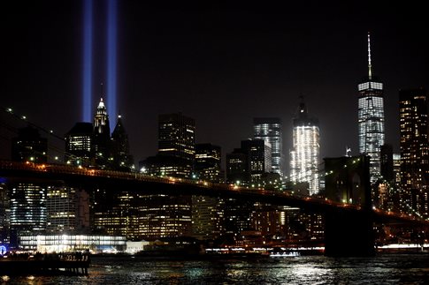 Δύο στήλες φωτός στη θέση των Δίδυμων Πύργων: Το χτύπημα είχε γίνει πριν από 15 χρόνια, η απειλή σήμερα παραμένει παρούσα   (Φωτογραφία:  Reuters )
